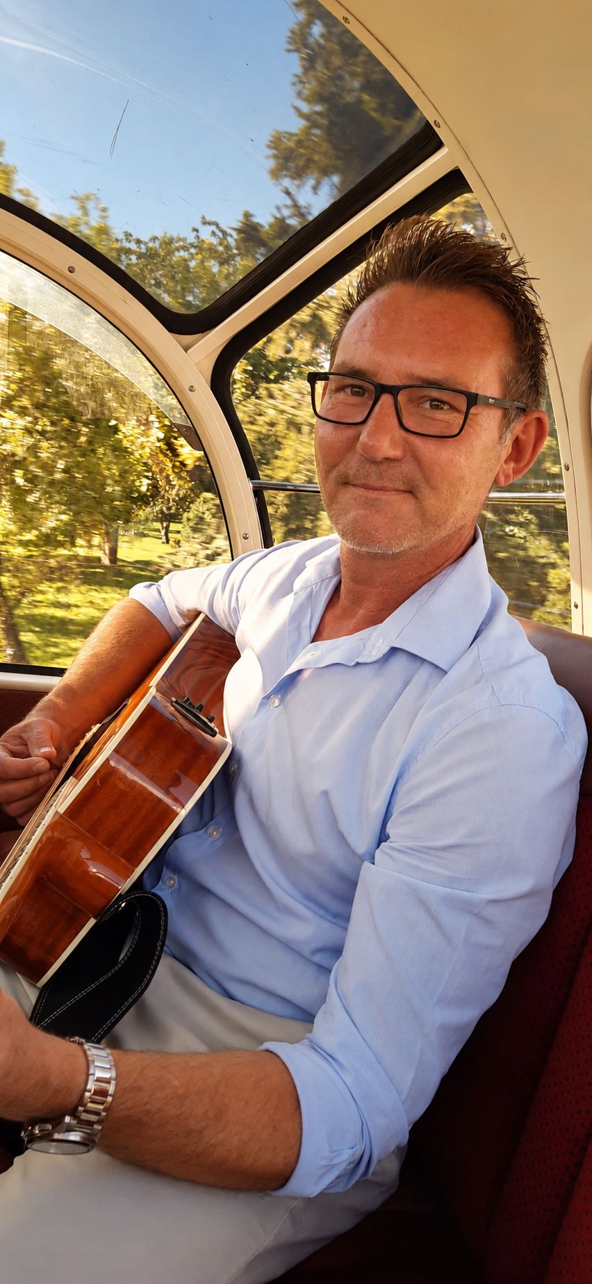 Kay Schmeller mit seiner Gitarre